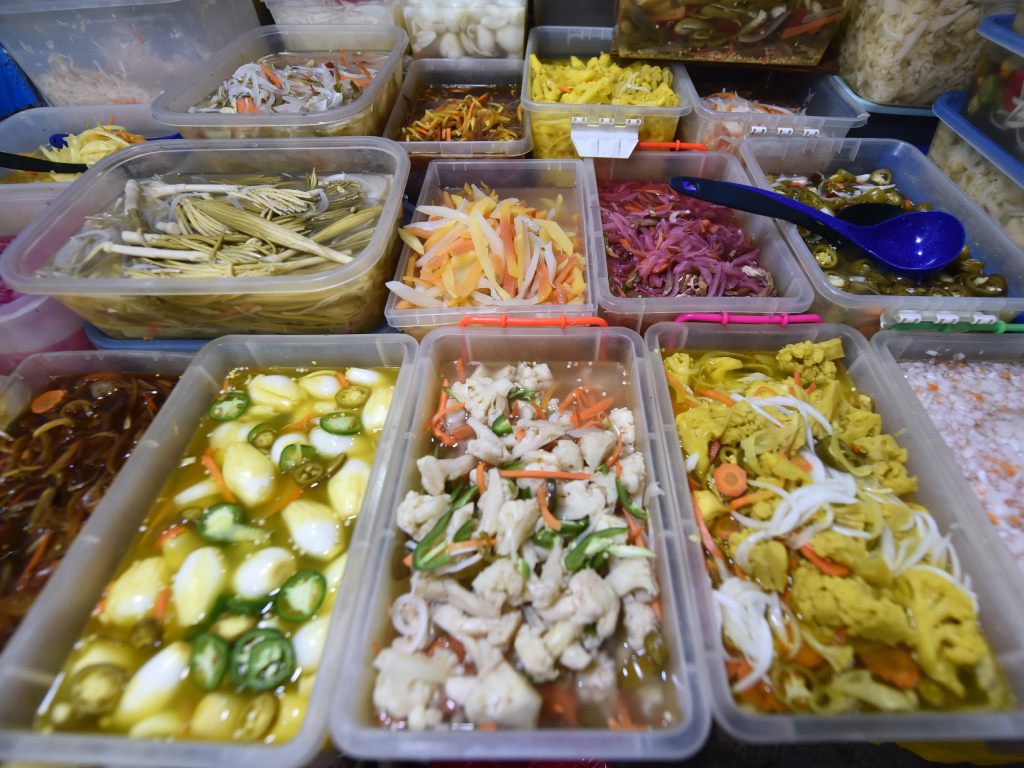 Cada encurtido es preparado según las recetas familiares.