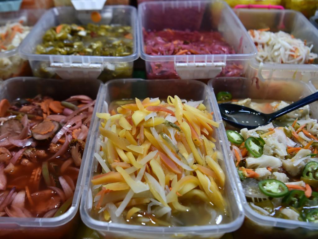Este emprendimiento se destaca por sus mezclas especiales de cebolla curtida, coliflor y papaya.