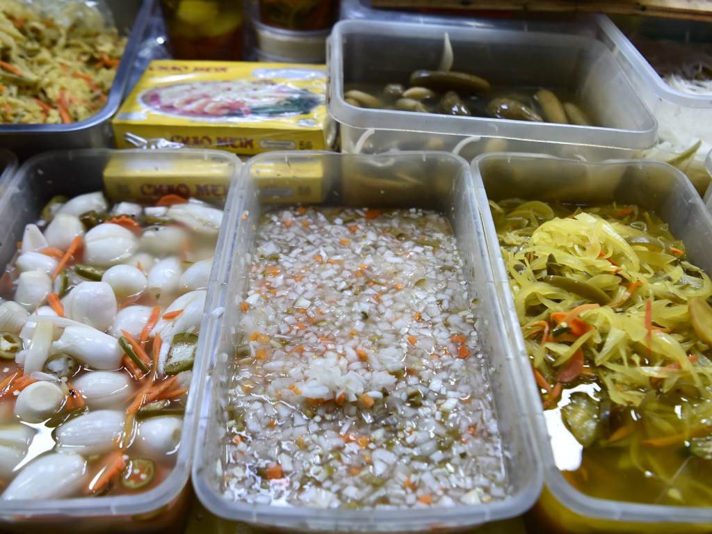 Los frascos y depósitos de Encurtidos Letona llaman la atención de quienes buscan un sabor tradicional.