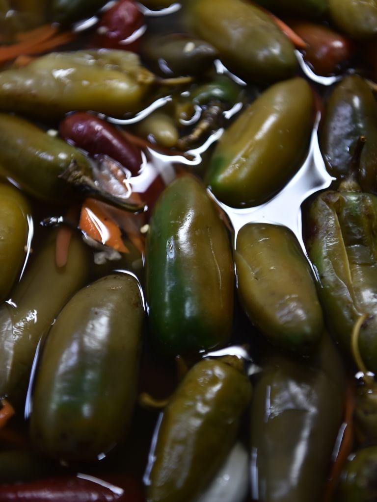 Los encurtidos de Encurtidos Letona son reconocidos principalmente por sus chiles picantes.