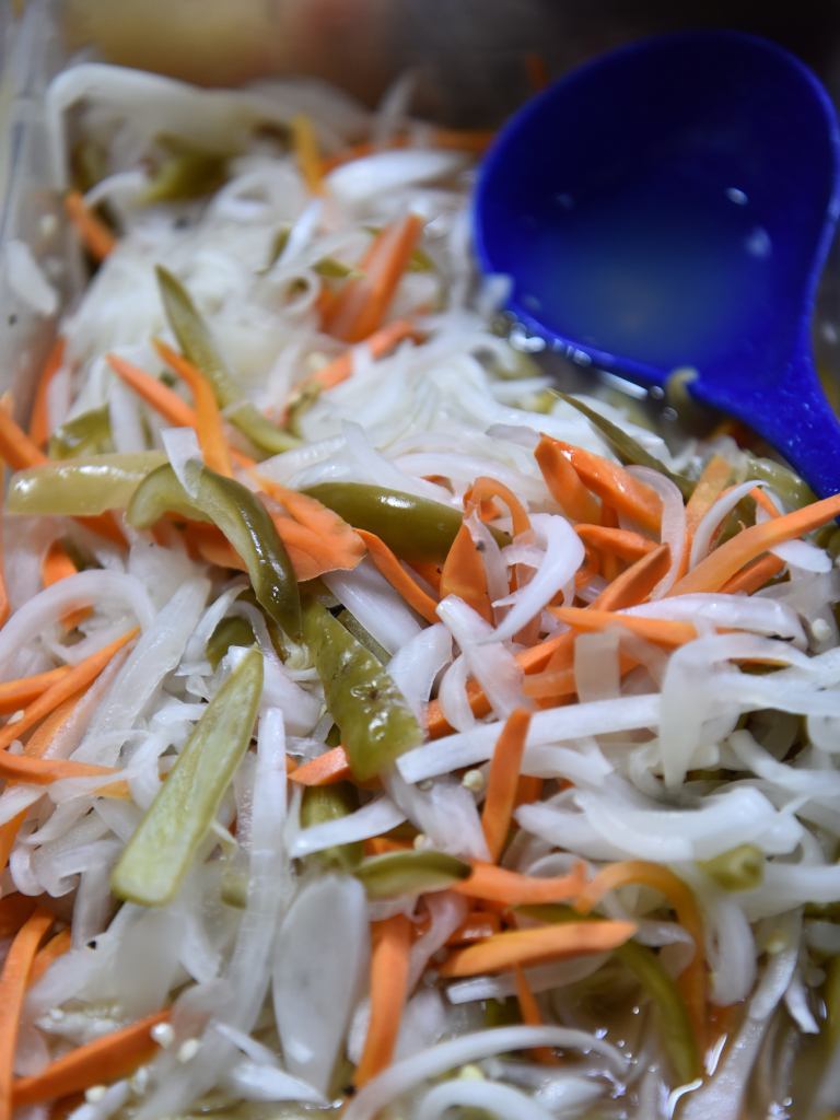 cada encurtido es preparado con cuidado para asegurar un sabor auténtico.