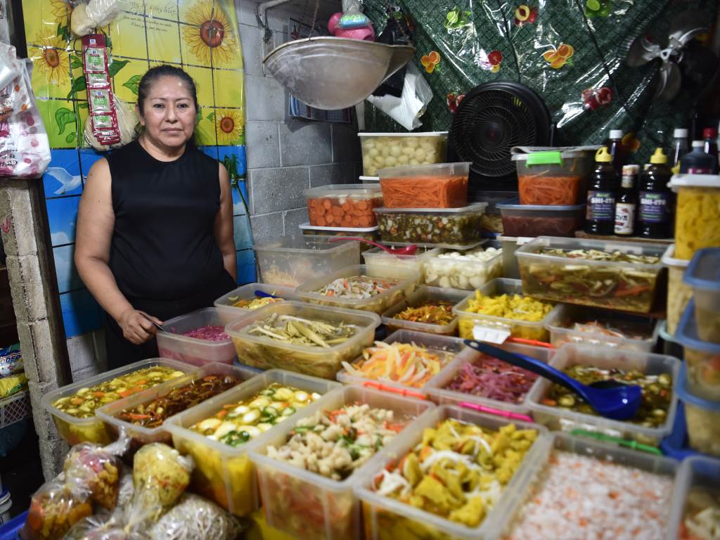 Yolanda, la dueña de Encurtidos Letona, mantiene viva una receta familiar heredada.