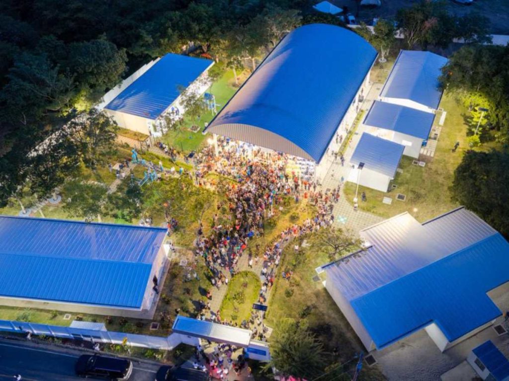El renovado Centro Escolar Cantón Los Toles cuenta con nuevas aulas, áreas de parvularia, comedor, cocina, cancha techada y espacios recreativos.