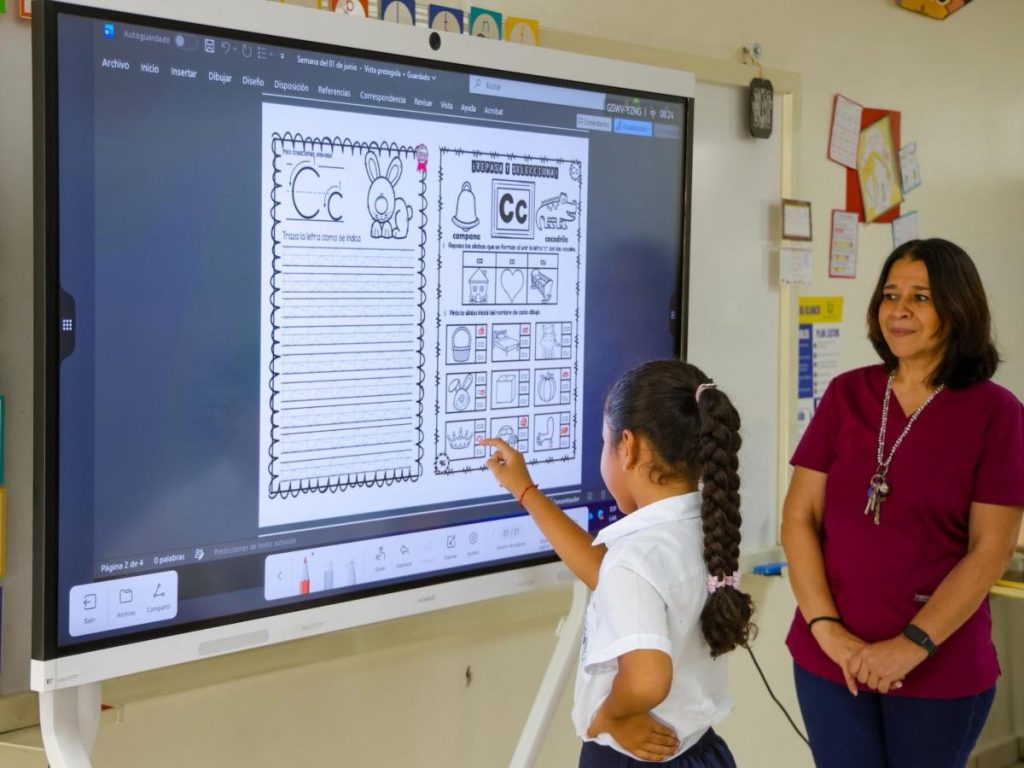 Más de 1,000 escuelas públicas ya implementan el programa educativo que comenzó como piloto en 171 centros.