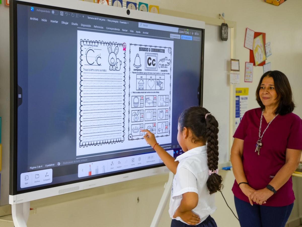 Más de 1,000 escuelas públicas ya implementan el programa educativo que comenzó como piloto en 171 centros.