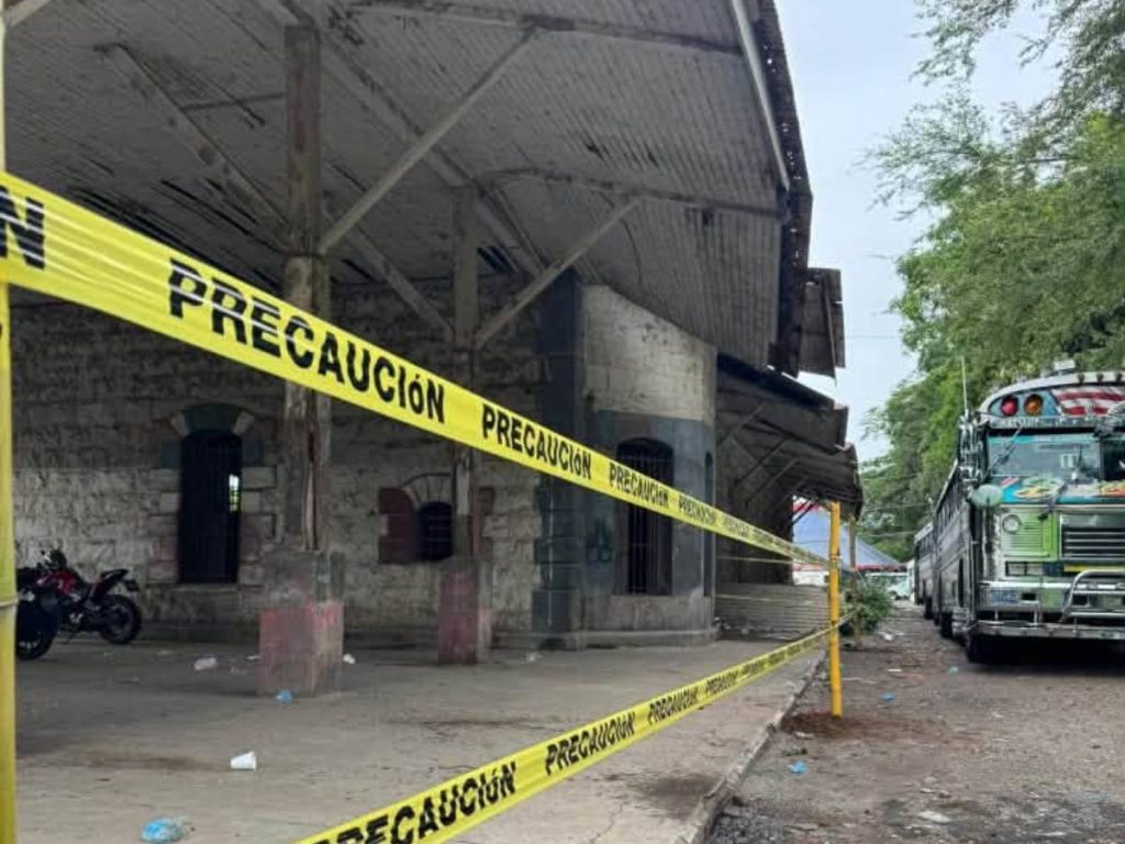 La Alcaldía Municipal de San Vicente Sur cerró preventivamente la antigua estación del tren, actual terminal de buses, tras detectar un alto riesgo de colapso en paredes, techos y pilares.