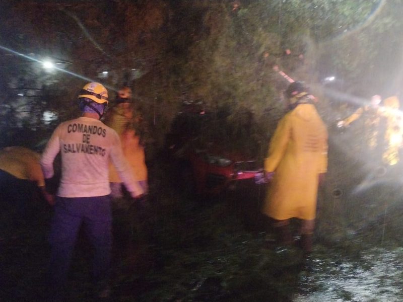 Las siete personas rescatadas presentaron crisis nerviosa, pero no se reportaron lesiones de gravedad.