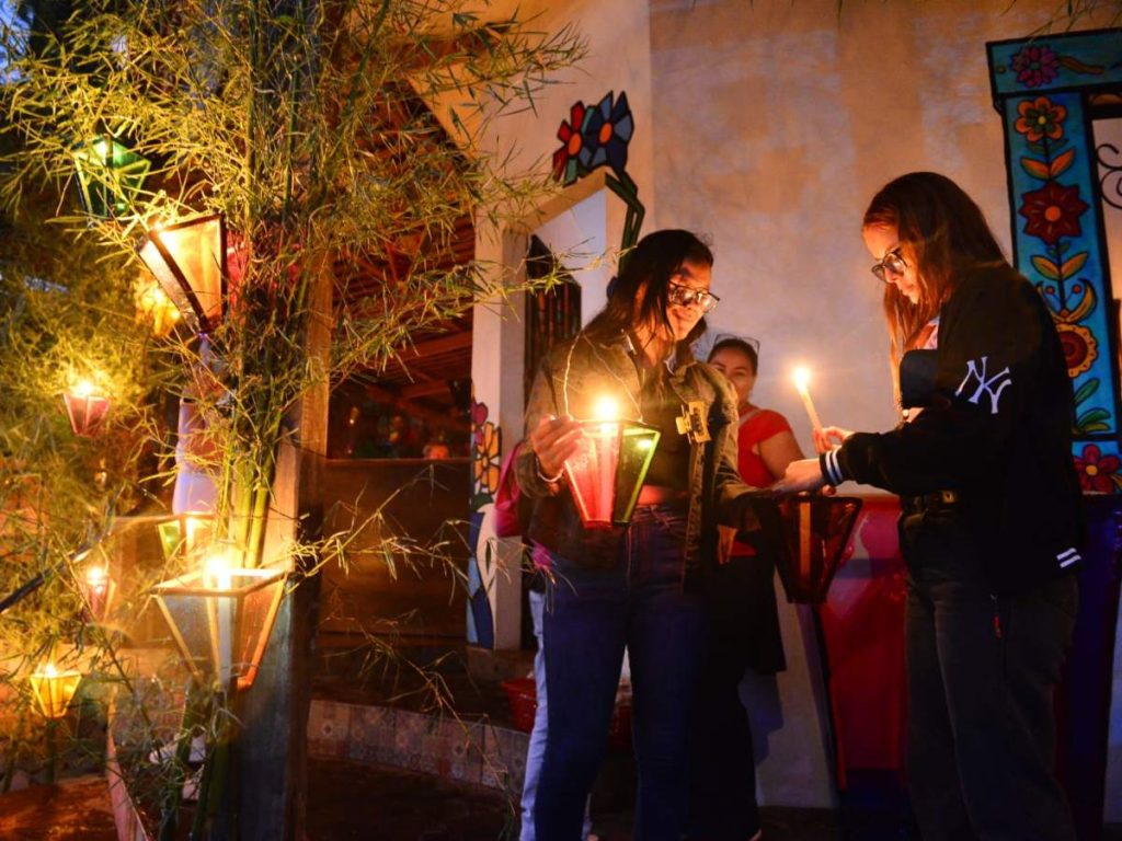 La tradicional celebración de los farolitos volvió a iluminar Concepción de Ataco este 7 de septiembre, pese a la lluvia, el granizo y un apagón de unas dos horas.