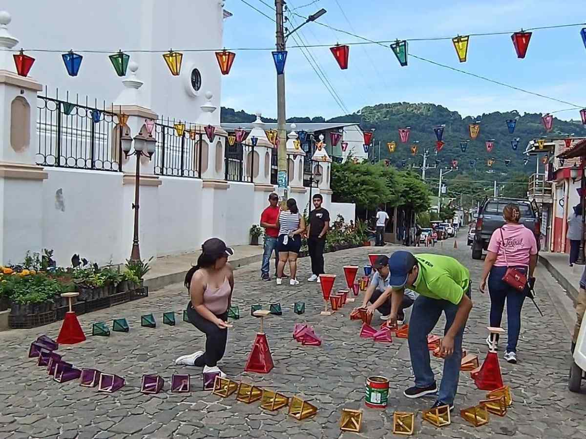 Apaneca prepara sus calles para celebrar el Día de los Farolitos con color y tradición.