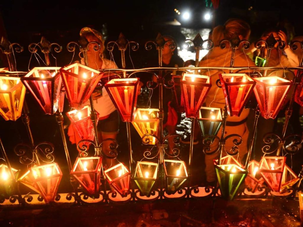 Los farolitos iluminaron las calles empedradas de Concepción de Ataco durante la tradicional celebración del 7 de septiembre.