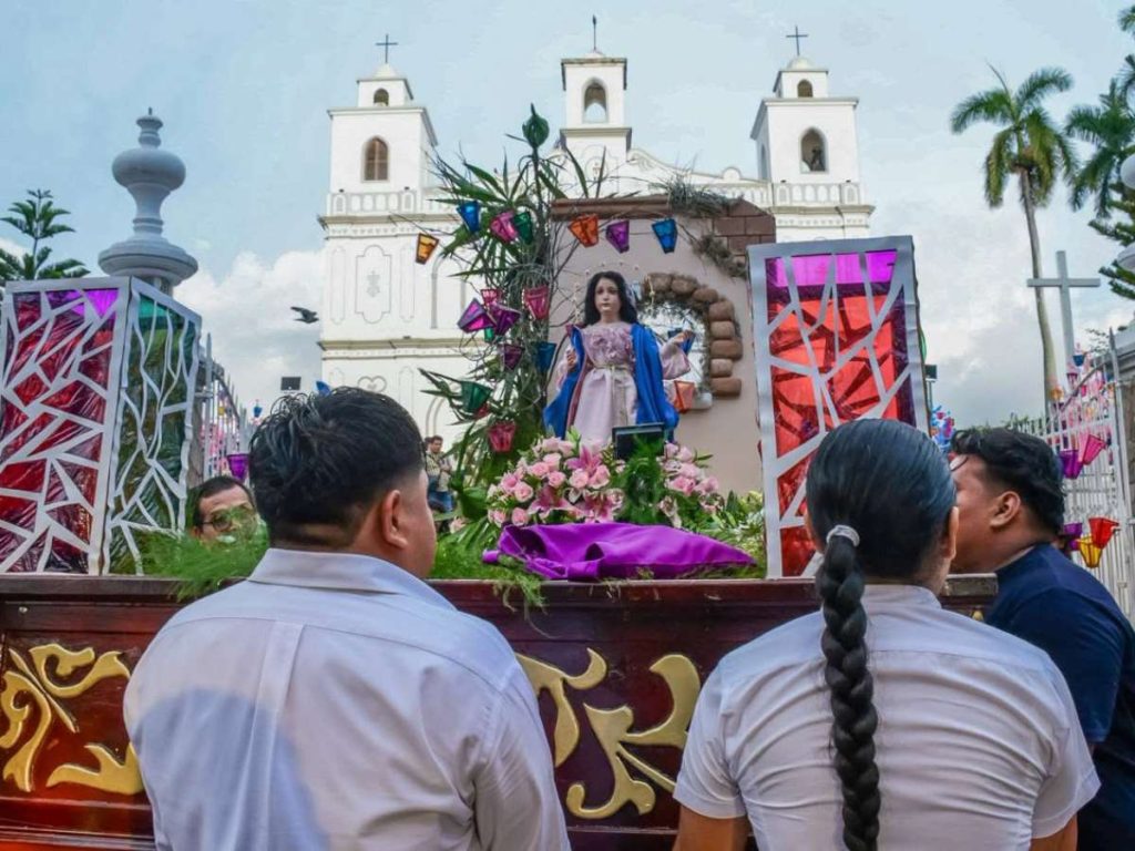 Ahuachapán celebra el Día de los Farolitos, una tradición religiosa y cultural en honor al nacimiento de la Virgen María.