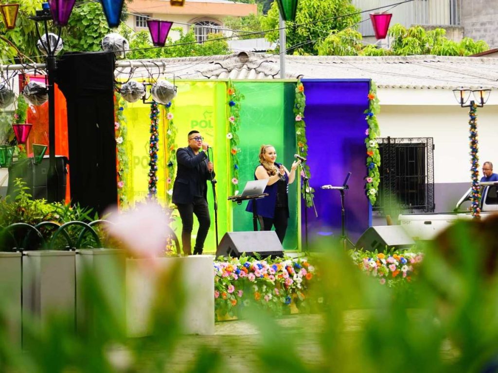 Salcoatitán celebra la tercera noche del Festival de los Farolitos con música y actividades culturales.