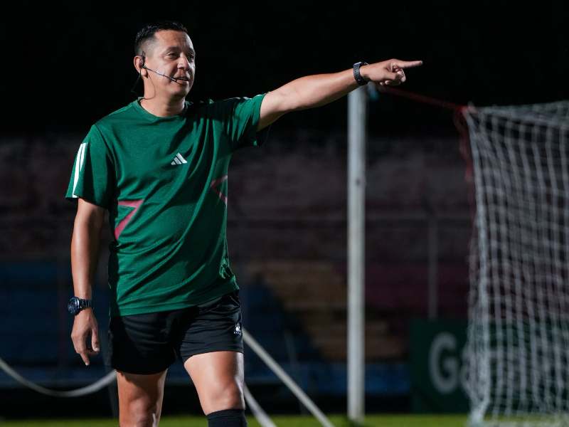 La tormenta se intensificó mientras se realizaban los trabajos para pintar las líneas de la cancha.