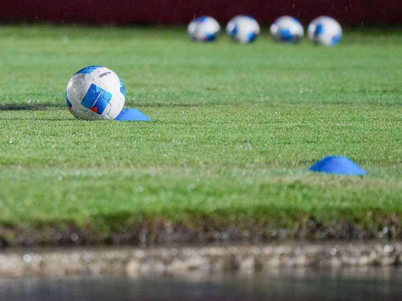 El cuerpo arbitral evaluó las condiciones del terreno de juego antes de determinar que el partido no se disputaría.
