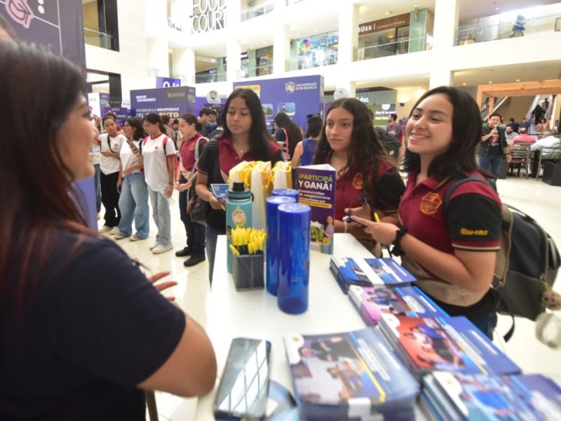 Jóvenes recorren los estands de las universidades e instituciones participantes en Multiplaza.