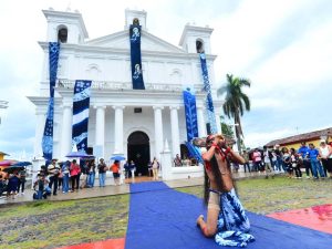 festival-anil-suchitoto-lluvia-turistas02
