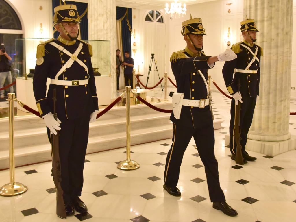 El oficial al mando de la Guardia de Honor se retira luego de pasar revista al grupo de relevo en el mausoleo de Francisco Morazán.