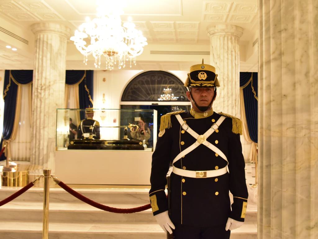 Un miembro de la Guardia de Honor mantiene una postura inquebrantable durante su turno de custodia.