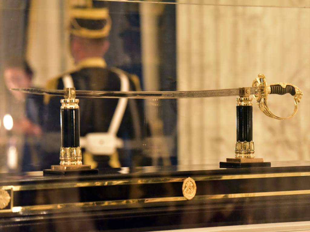Un sable se exhibe dentro de una vitrina en honor a los restos de Francisco Morazán.