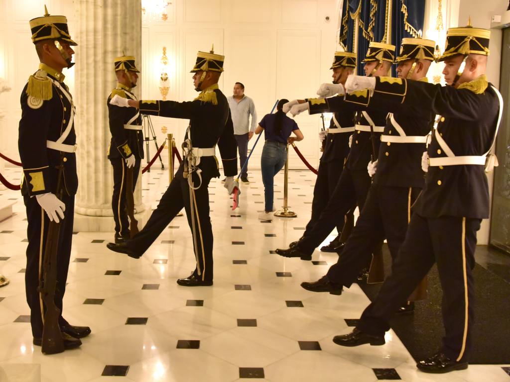 Dos grupos de la Guardia de Honor se alinean para el cambio de turno en el mausoleo.