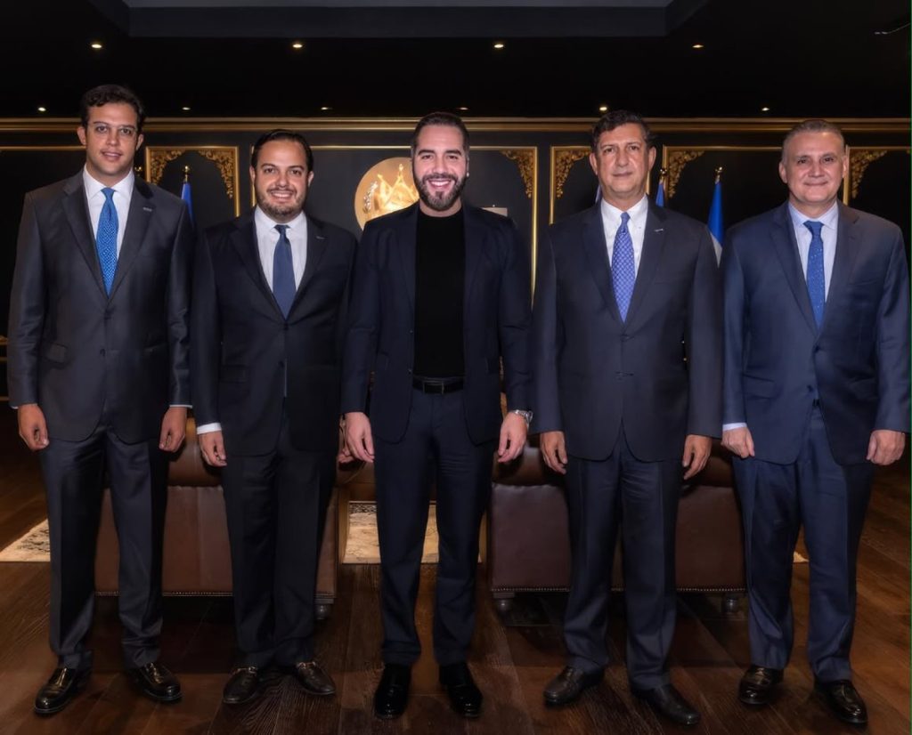 Manuel Estrella y ejecutivos del grupo se reunieron con el presidente Nayib Bukele para reafirmar su compromiso con el país.
