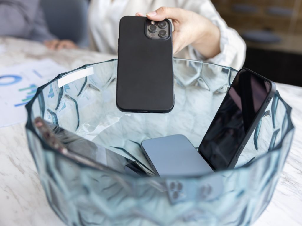 Dejar el celular fuera de algunos momentos del día puede abrir espacio para descansar, conversar y fortalecer vínculos lejos de la pantalla.
