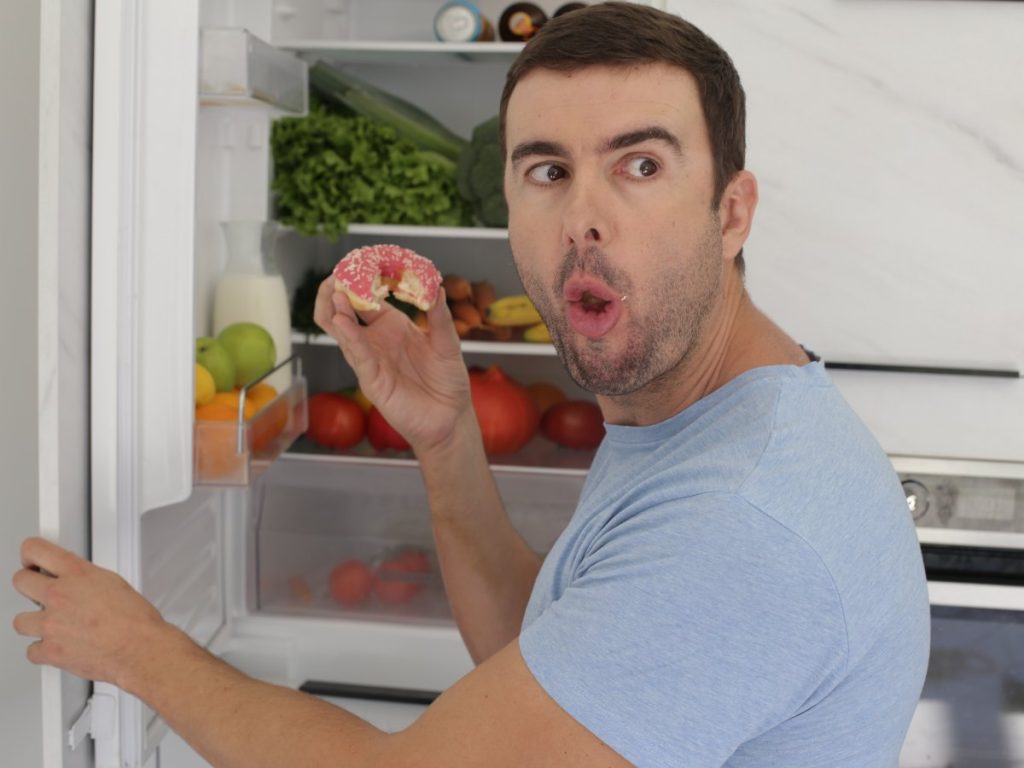 La relación entre alimentación, ansiedad, hambre y saciedad puede influir en la dificultad para perder peso y mantenerlo a largo plazo.