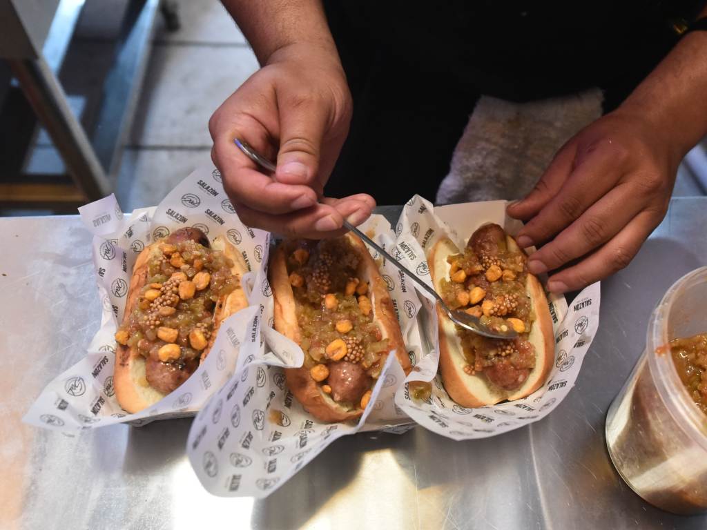 festival salazon de hot dogs en el centro historico