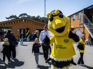 humla abejorra abeja suecia mjallby mascota botarga robbie ruud 01