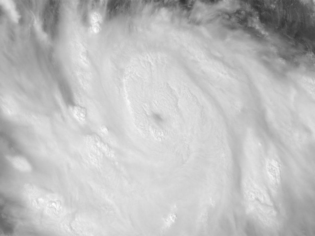 Imagen satelital muestra al huracán Polo sobre el Pacífico, cerca de México, antes de alcanzar la categoría 5. AFP/NOAA/GOES