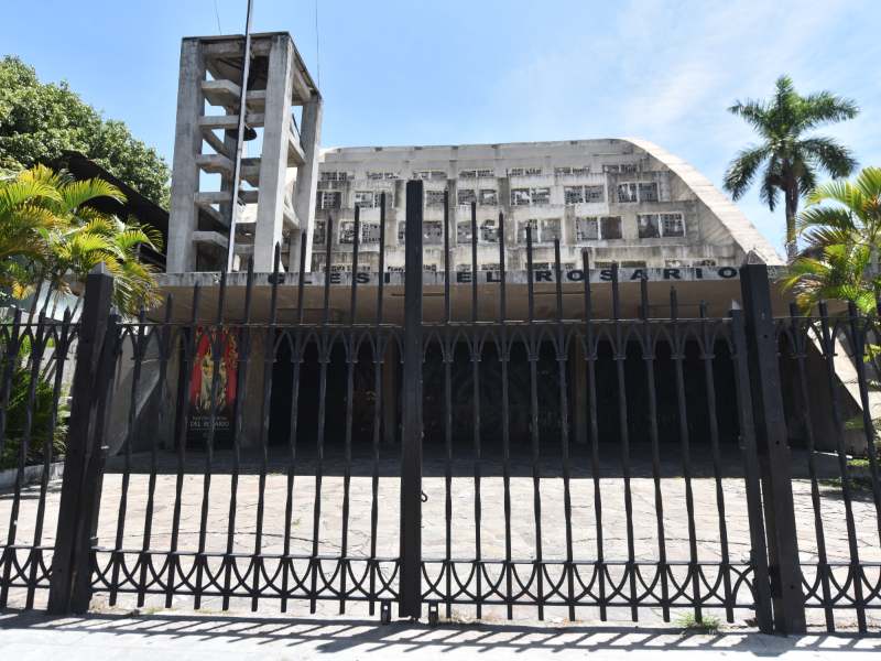 Los horarios de misa permanecen visibles en la entrada de El Rosario, mientras las visitas turísticas están suspendidas.