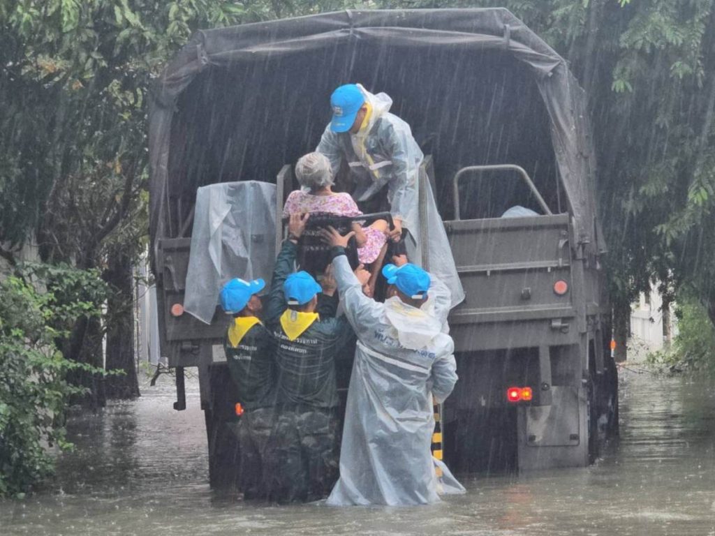 Miembros del ejército tailandés evacuan pacientes que se encontraban en un centro de atención para personas mayores situado en el distrito de Mueang, provincia de Nonthaburi (Tailandia).