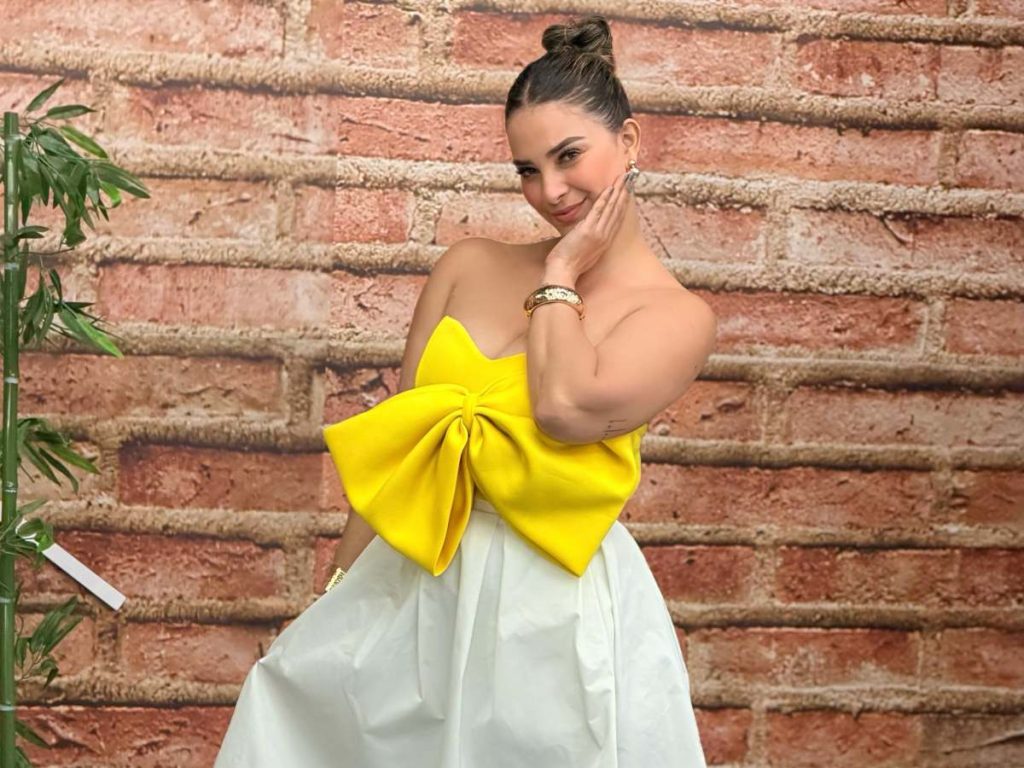 Irene Castillo llevó el amarillo con un llamativo lazo frontal, sumándose a la temática inspirada en “Flores Amarillas”.