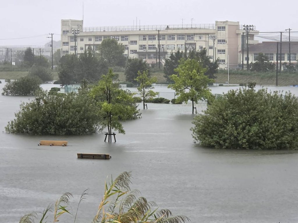 Las inundaciones anegaron un parque debido a las fuertes lluvias provocadas por el tifón Dujuan en la ciudad de Ichikawa, prefectura de Chiba, el 21 de septiembre de 2026.