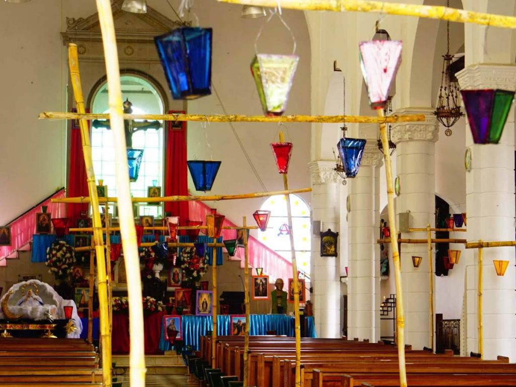 Juayúa vive el Día de los Farolitos con expresiones de fe y tradición en la Iglesia del Cristo Negro.