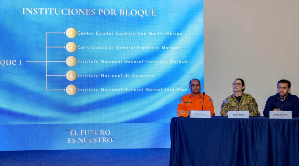 karla trigueros-escalones-uniforme-conferencia