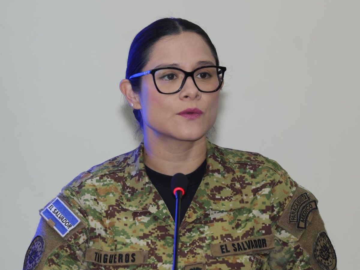 karla trigueros-escalones-uniforme-conferencia