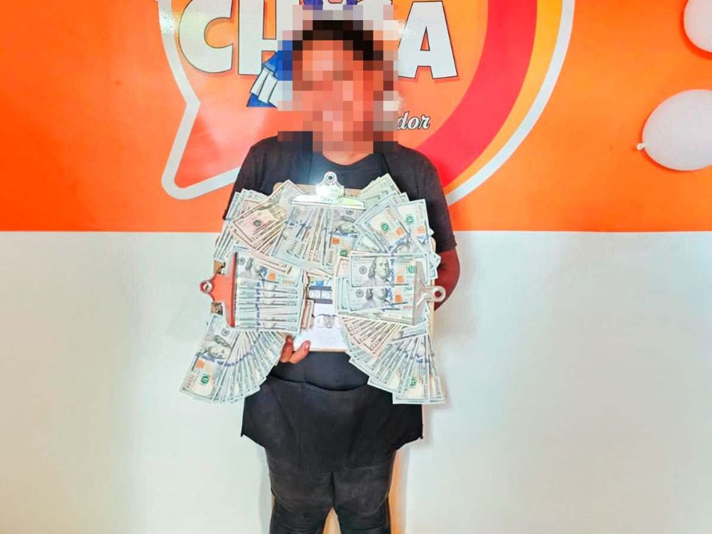 Una mujer recibió un premio de $18,400 en uno de los sorteos realizados por La Chica El Salvador en Acajutla, Sonsonate. Foto / Facebook La Chica El Salvador