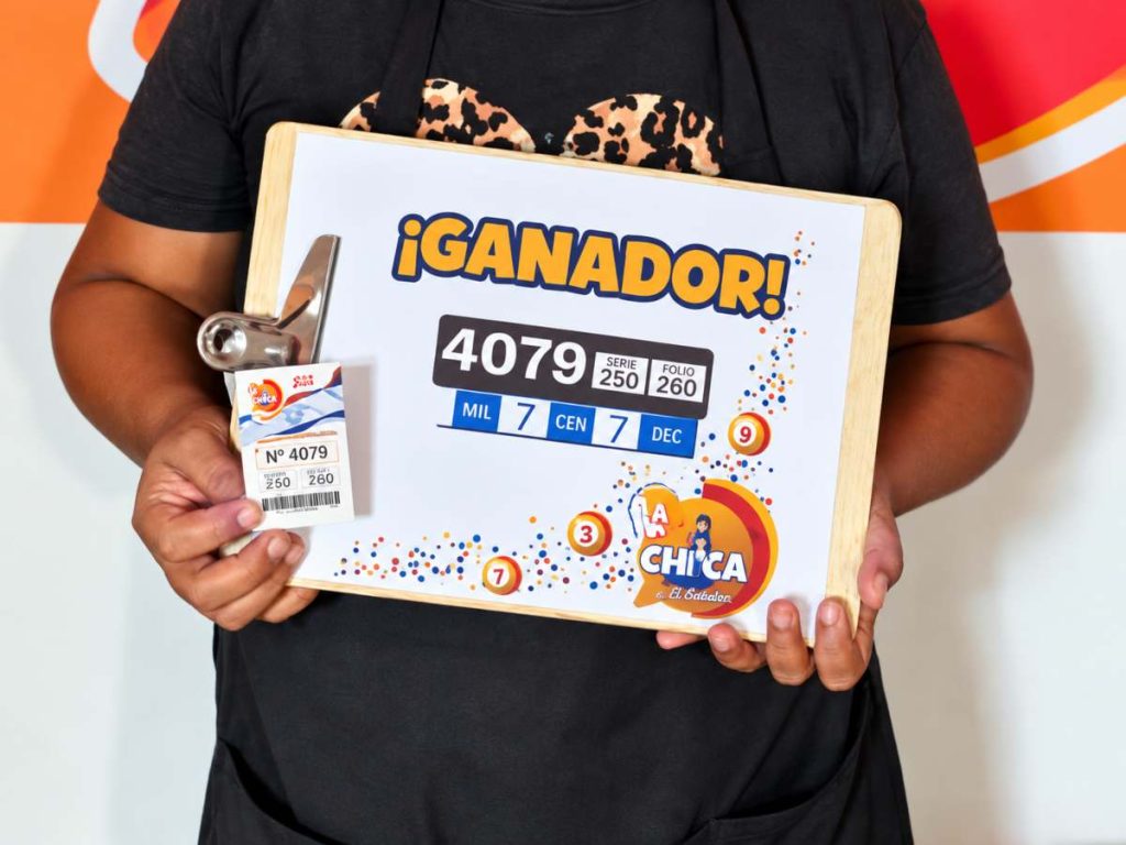 La Chica realiza sorteos de lunes a sábado a las 3:00 p.m. y transmite los resultados a través de Facebook Live. Foto / Facebook La Chica El Salvador