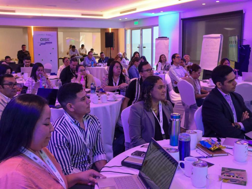 El diplomado reunió a representantes de empresas, instituciones públicas y organizaciones sociales para fortalecer capacidades de liderazgo e innovación.