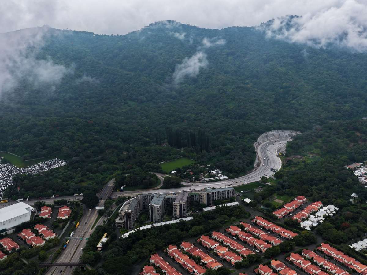 Un campo depresionario es una amplia zona de bajas presiones que puede favorecer nubosidad abundante y lluvias intermitentes en El Salvador.