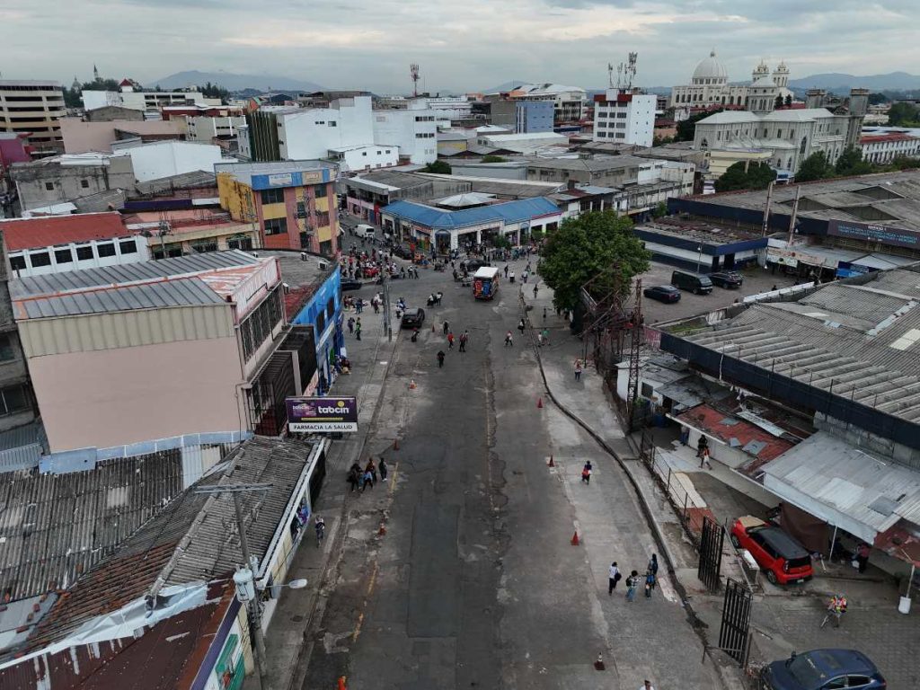 Los accesos peatonales y vehiculares al Mercado Central de San Salvador fueron reabiertos tras el retiro de más de 1,500 vendedores informales y los trabajos de limpieza, saneamiento y recuperación de calles. Foto Diana Anzora