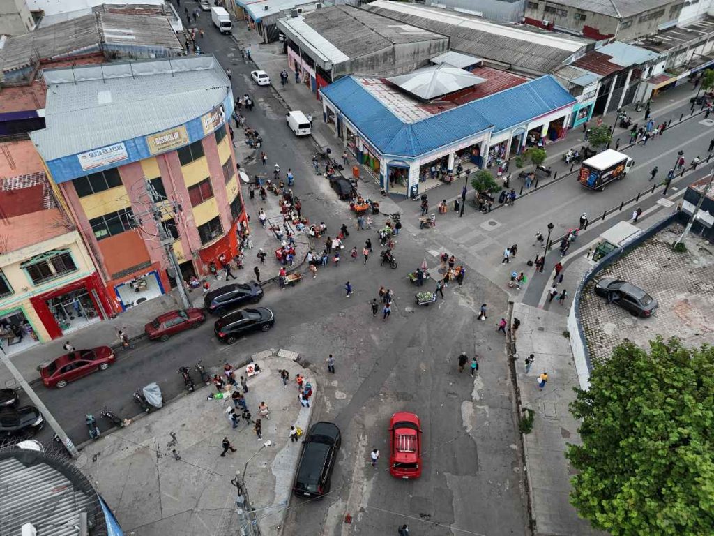 Imágenes captadas con dron muestran calles más despejadas, portones habilitados y tramos liberados alrededor del mercado.