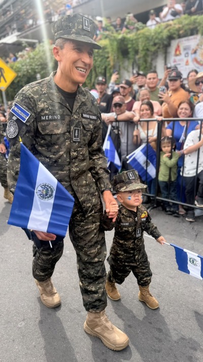 El ministro de la Defensa Nacional, René Francis Merino Monroy, compartió junto a su nieto durante el desfile militar del 15 de septiembre en San Salvador.