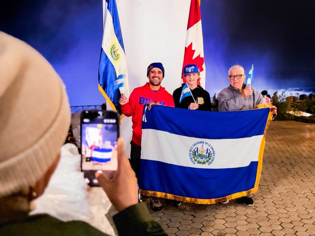 1. Salvadoreños residentes en Canadá celebraron sus raíces frente a las cataratas iluminadas con los colores de la bandera nacional.