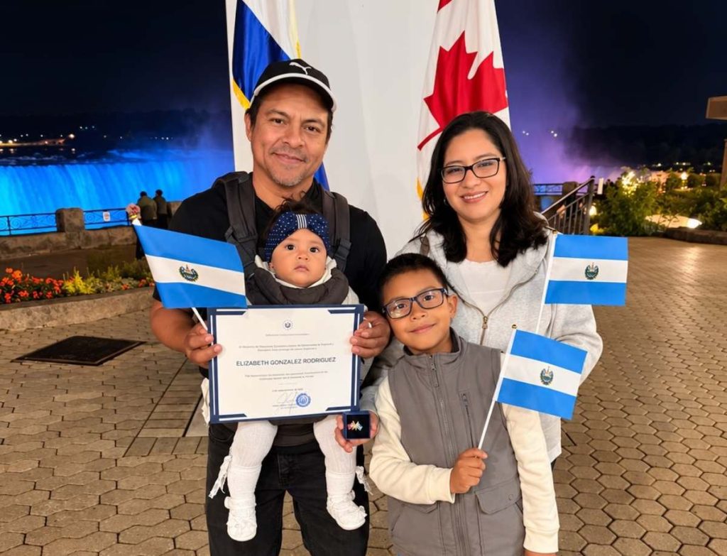 La iluminación especial convirtió uno de los paisajes más famosos de Canadá en una postal llena de identidad salvadoreña.