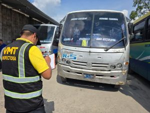 El conductor de una buseta de la ruta 5 fue sancionado con $150 tras ser denunciado por disputarse la vía con otro autobús.