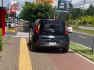 El VMT sancionó a un conductor por circular con su vehículo sobre una acera peatonal.