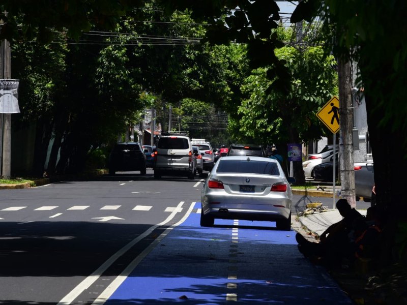 Circular con vehículos automotores sobre ciclovías en El Salvador puede generar una multa de $150.