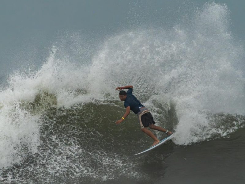 Jóvenes surfistas disputan las primeras mangas del campeonato mundial en las costas de La Libertad.